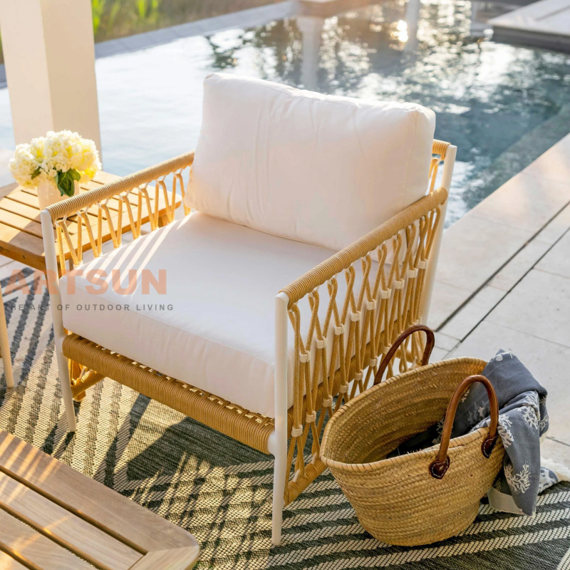 Cadeira moderna de lounge ao ar livre Boho com tecelagem e almofadas de corda para qualquer clima