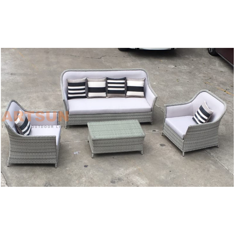 Conjunto de sofá de vime para lazer ao ar livre com almofadas e mesa de centro