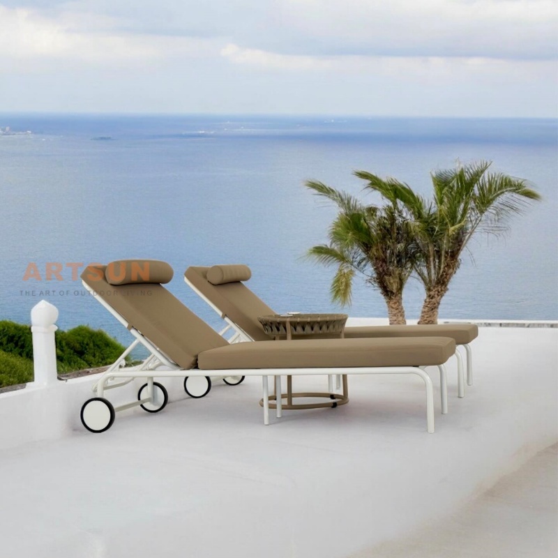 Lounge de espreguiçadeira ao ar livre à beira da piscina com piscina com roda traseira