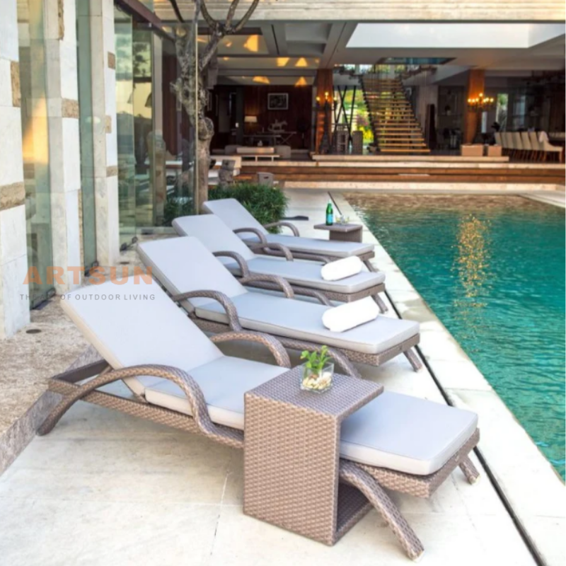 Lounge reclinável de vime à prova de intempéries para relaxamento à beira da piscina