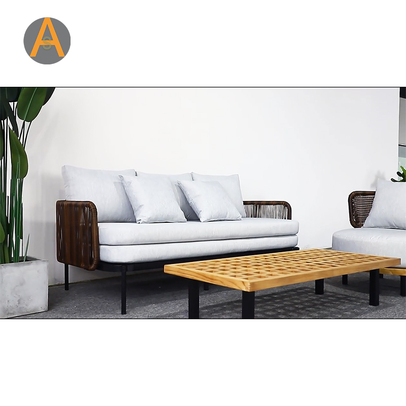 Novo sofá de jardim de vime de vime com almofada