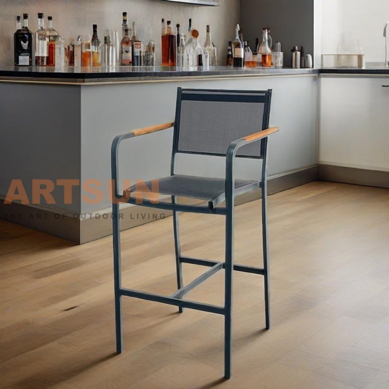 Cadeira de bar externa com encosto em tecido Teslin e apoio de braço com detalhes em teca