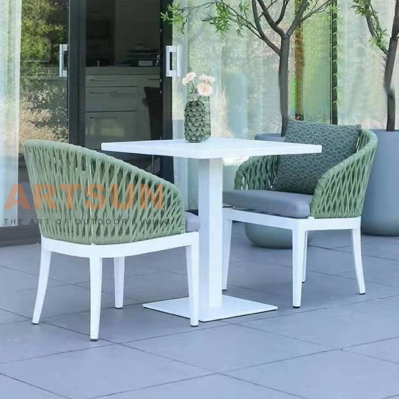 Cadeiras de jantar de vime com mesa de centro 