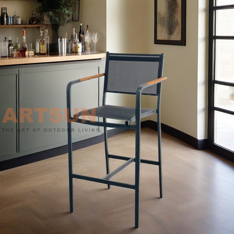 Cadeira de bar externa com encosto em tecido Teslin e apoio de braço com detalhes em teca