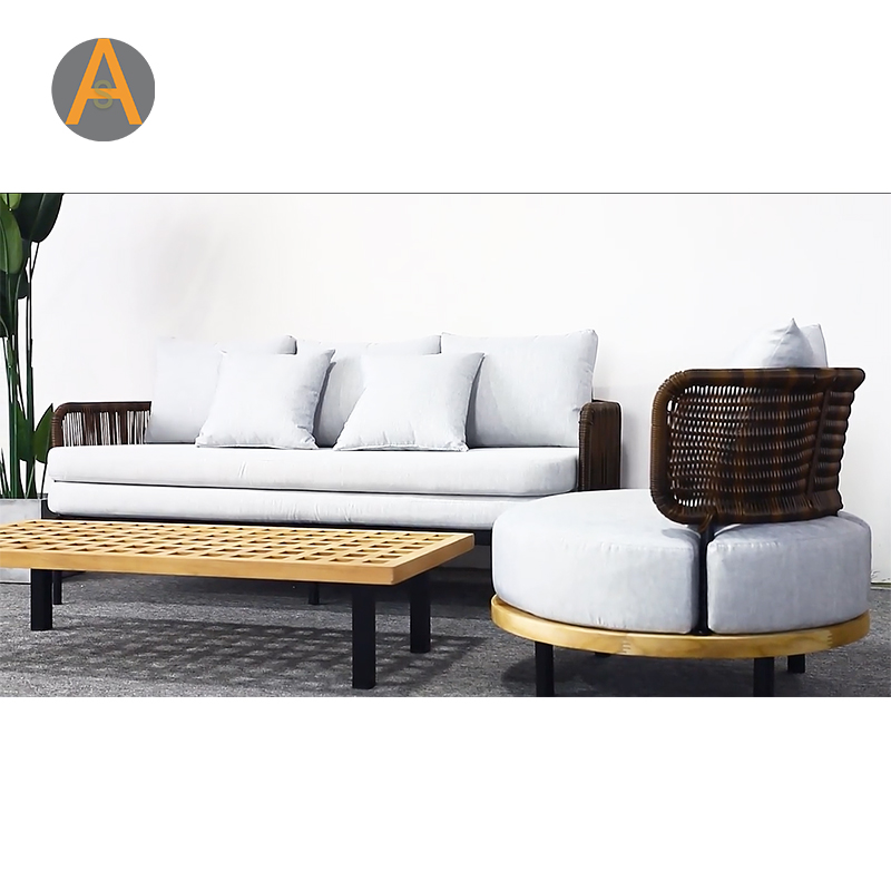Novo sofá de jardim de vime de vime com almofada