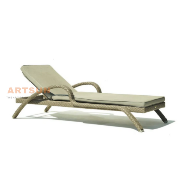 Lounge reclinável de vime à prova de intempéries para relaxamento à beira da piscina